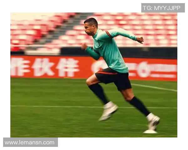 足球明星C罗在球鞋上刻字的背后故事与情感揭秘