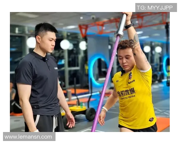 模仿足球明星跑步动作提升运动表现的技巧与训练方法分享